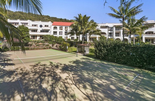 Point Lookout Apartment | Top floor studio - The Perfect Couples Retreat. Walk to beach.