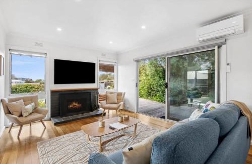 Torquay House | Torquay Springs with pool 600m to beach