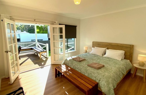 Margaret River House | Town Hideaway- Spacious house by the river and town centre. Couples and groups.