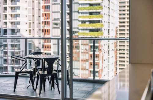 South Brisbane Apartment | Tranquil 2BR Stay Between Art and Sky