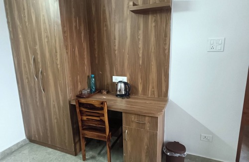 Kumharsain House | Tranquil 4-bedrooms in Narkanda.nNestled in the middle of Apple Orchards