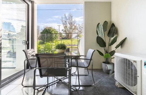 Heidelberg Apartment | Tranquil Apt Major Hospital Precinct w Parking