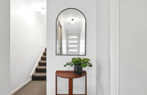 Geilston Bay House | Tranquil Bush Outlook Near City