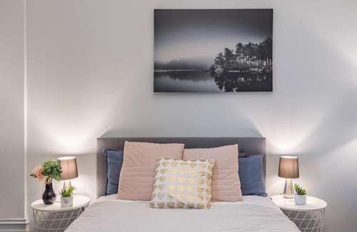 Burwood House | Tranquil Double Room - Next to Bus Station & Park & Chinatown - Shared Bathroom