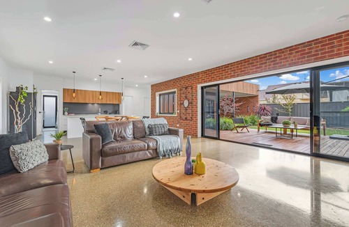 Echuca House | Tranquil Garden Oasis | Central Echuca