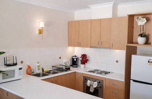 Halls Head Apartment | Tranquil luxury 1-bedroom apartment - partial canal views charming Halls Head