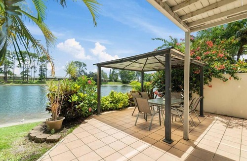 Elanora House | Tranquil Oasis on Pine Lake
