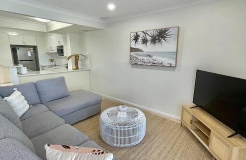 Elanora House | Tranquil Oasis on Pine Lake