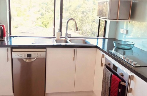 Taringa Apartment | Tranquil Taringa 2 Bed Sleeps 5,Close to Bus and Train Indooroopilly Shopping