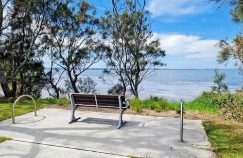 Karraganbah House | Tranquility by the Lake