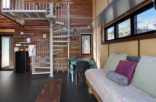 Austinville House | Tree House #4 Red,Private three levelled building with BBQ ,Smart TV, kitchen