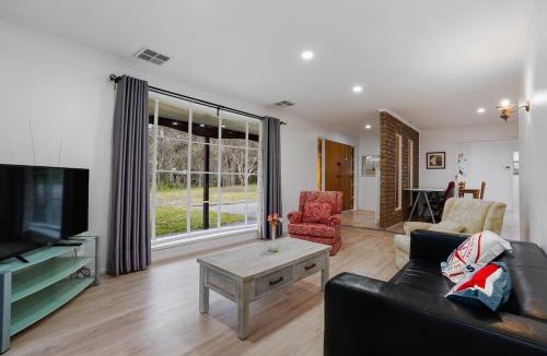 Donvale House | Tree-Lined Donvale Nature Family Getaway