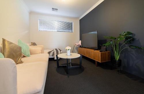 Treeby House | Treeby's Finest Family Home 4BDR 2BTH