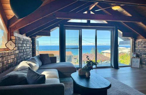 Caves Beach House | Treehouse Waterview at Caves Beach!