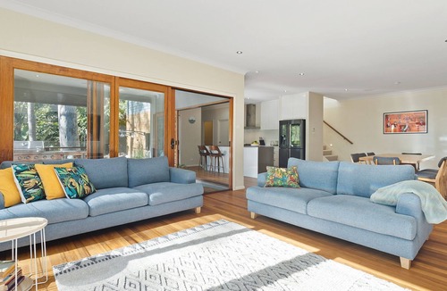 Murrays Beach House | Treescape by the Lake
