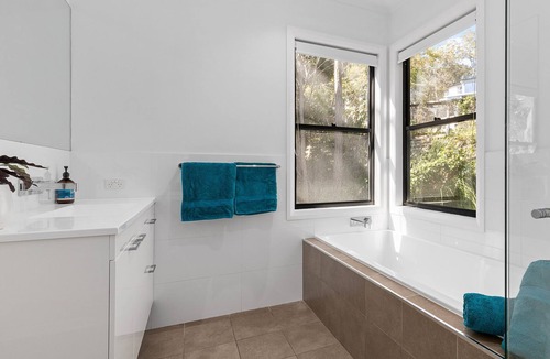 Murrays Beach House | Treescape by the Lake
