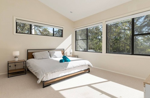 Murrays Beach House | Treescape by the Lake