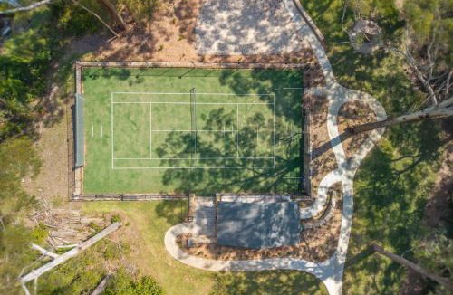 Macmasters Beach House | Treetop Acreage with Tennis Court