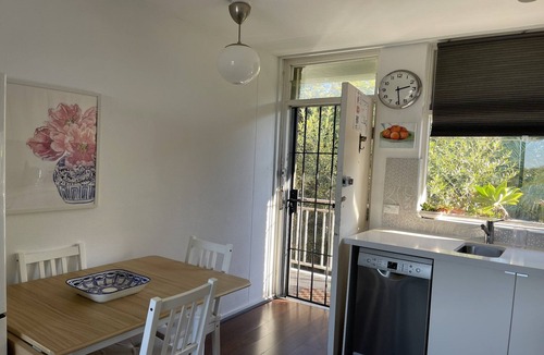 Bronte Apartment | Treetop Retreat Five Minute Stroll To The Beach