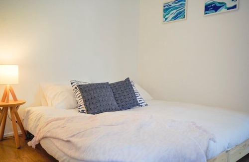 Port Melbourne Apartment | Trendy Modern 2BD Apartment Close to Beach & City