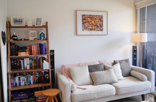 Port Melbourne Apartment | Trendy Modern 2BD Apartment Close to Beach & City