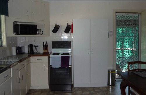 Jindera House | Triangle Farm Cottage - Bed & Breakfast