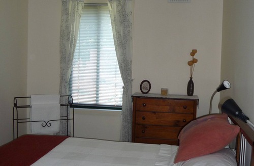 Jindera House | Triangle Farm Cottage - Bed & Breakfast
