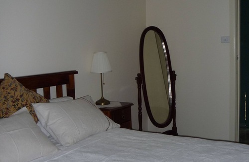 Jindera House | Triangle Farm Cottage - Bed & Breakfast