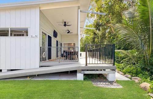 Picnic Bay House | Tropic 21