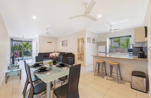 Woolner Apartment | Tropical Breeze Poolside Stay near the Waterfront