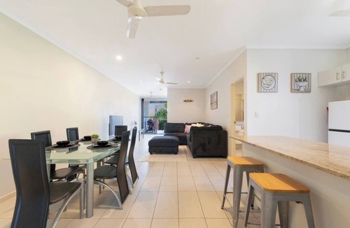 Woolner Apartment | Tropical Breeze Poolside Stay near the Waterfront