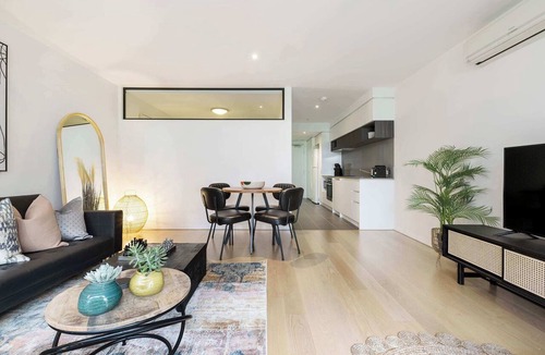 Hawthorn Condo | Tropical courtyard sanctuary near Glenferrie Rd