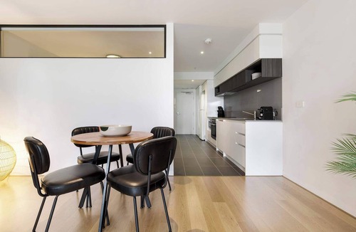 Hawthorn Condo | Tropical courtyard sanctuary near Glenferrie Rd