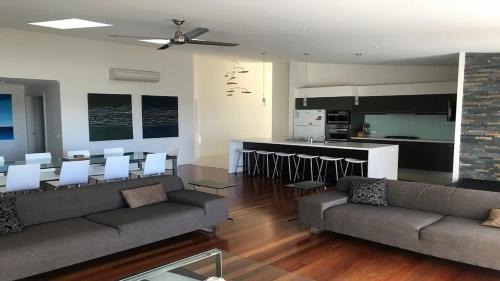 Tura Beach House | Turaroo