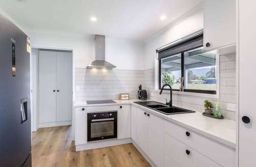 Myrtleford House | Twenty One - Peaceful and Centrally Located