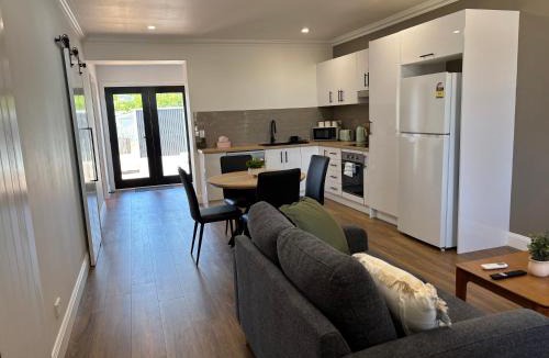 Broken Hill House | Twin Queen Room CBD Apartments