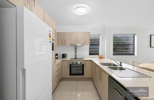 East Brisbane Apartment | Two Brm Unit, walk to Gabba, close to CBD, Free Secure Parking * Wifi