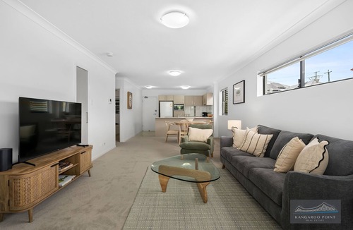 East Brisbane Apartment | Two Brm Unit, walk to Gabba, close to CBD, Free Secure Parking * Wifi