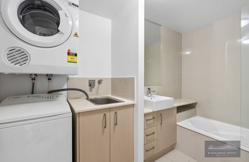 East Brisbane Apartment | Two Brm Unit, walk to Gabba, close to CBD, Free Secure Parking * Wifi