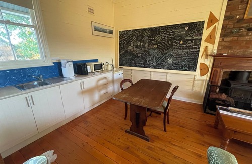 Forest Reefs House | Two Creeks School House