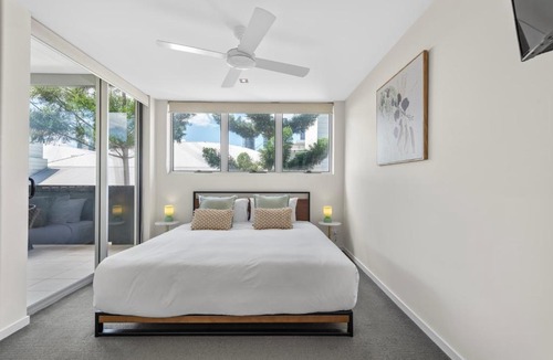 South Brisbane Apartment | Two-Level 3BR Apt with Rooftop Balcony & 2 Car Parks