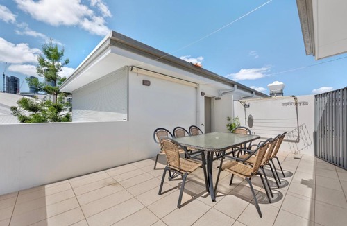South Brisbane Apartment | Two-Level 3BR Apt with Rooftop Balcony & 2 Car Parks