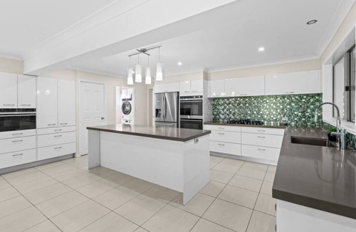 Capalaba House | Ultimate 5BR Luxury Estate Family & Group Haven