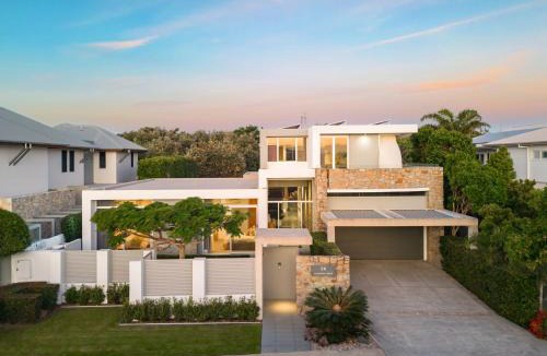Kingscliff House | Ultimate Beachfront Escape with Pool