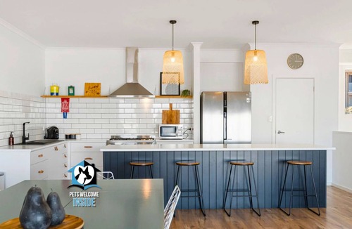 Middleton House | Ultimate in Middleton Coastal Style with Views – Sleeps 10