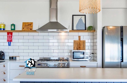 Middleton House | Ultimate in Middleton Coastal Style with Views – Sleeps 10