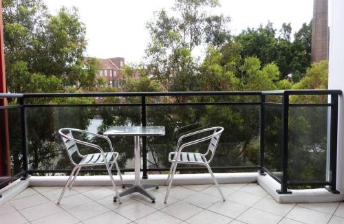 St. Leonards Apartment | Ultra Convenient Apartment HER09029