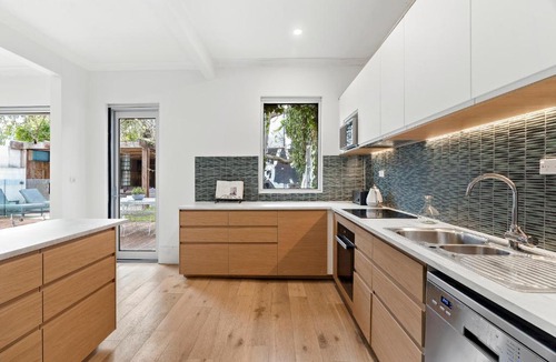 Elwood House | Ultralux 5BDR Beachfront Home in Elwood