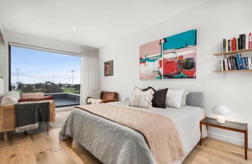 Elwood House | Ultralux 5BDR Beachfront Home in Elwood
