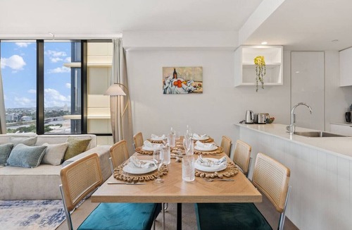 South Brisbane Apartment | Unbeatable River & CBD Views Pool/2Car/Prime Spot